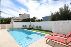 Oasis en playa de Almardá Villa con Piscina y Jardín Privados